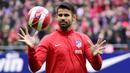 Striker Atletico Madrid, Diego Costa, saat mengikuti sesi latihan di Stadion Wanda Metropolitan, Madrid, Minggu (31/12/2017). Diego Costa resmi kembali berseragam Atletico Madrid setelah terdepak dari skuad Chelsea. (AFP/Pierre-Philippe Marcou)