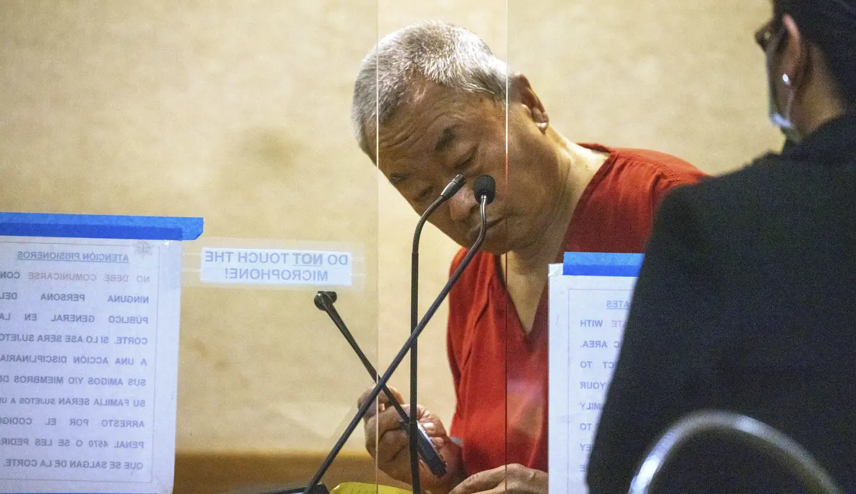 Chunli Zhao muncul untuk dakwaannya di Pengadilan Tinggi San Mateo di Redwood City, California, Rabu (25/1/2023). Zhao, seorang buruh tani yang dituduh membunuh tujuh orang dalam penembakan beruntun di dua peternakan jamur California Utara didakwa dengan tujuh tuduhan pembunuhan dan satu percobaan pembunuhan. (Shae Hammond/Bay Area News Group via AP, Pool)
