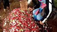 Aktivis perempuan Bengkulu mengecak aksi pura pura gila yang dilakukan Ryan Helmi dokter yang menembak mati istrinya  (Liputan6.com/Yuliardi Hardjo)