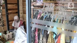 Pengrajin menyelesaikan pembuatan batik tulis di salah satu Kios Jakpreneur di Jalan Jenderal Sudirman, Jakarta, Rabu (3/2/2021). Terdapat 3 Kios Jakpreneur yang menjual berbagai produk UMKM dalam negeri, mulai dari kerajinan tangan hingga beragam jenis kuliner. (merdeka.com/Iqbal S. Nugroho)