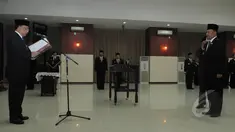 Gubernur Lemhannas Budi Susilo Soepandji memimpin pelantikan Laksamana Madya (Laksdya) Didit Herdiawan menjadi Wakil Gubernur Lembaga Ketahanan Nasional (Lemhannas) di Gedung Pancagatra Lemhannas, Jakarta, Rabu (11/3/2015). (Liputan6.com/Herman Zakharia)