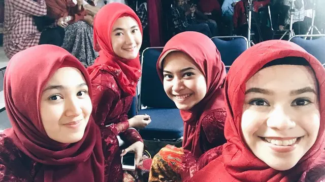 6 Potret Lawas Cut Syifa Bareng Pemain Tukang Bubur Naik Haji, Kompak