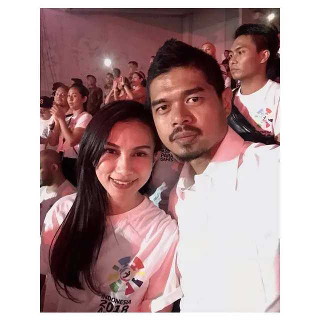 Digugat Pengesahan Anak, Ini 7 Potret Kebersamaan Bambang Pamungkas dengan Istri
