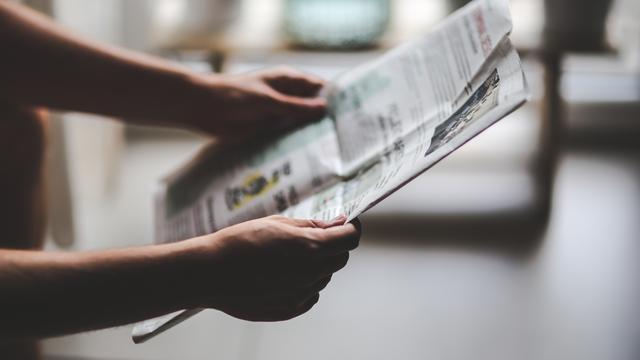 Ilustrasi koran, membaca berita