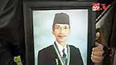 Jenazah pencipta lagu anak-anak AT Mahmud dimakamkan di TPU Menteng Pulo, Setiabudi, Jakarta Selatan. Ratusan pelayat, termasuk mantan pejabat negara dan para tokoh, turut melepas kepergian pecinta anak-anak itu. 