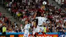 Perlawanan sengit Rusia berhasil meredam dominasi Inggris di Stade Velodrome, Marseille, Prancis (12/6). Rusia menyamakan kedudukan di menit 90+2 lewat sentuhan Vasili Berezutski. (Reuters/ Yves Herman)