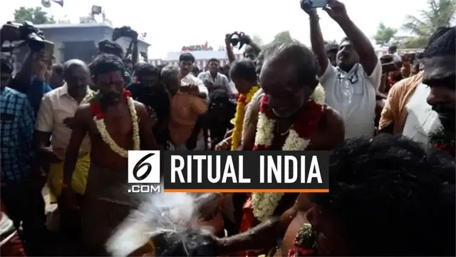 Ribuan orang India mengikuti ritual memecahkan kelapa di kepala mereka, dalam festival tahunan Aadi Perukku. Ritual ini dipercaya dapat mendatangkan kesuksesan dan kesejahteraan.