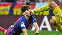 Laga perempat final Liga Champions antara Atletico Madrid dan Barcelona diwarnai insiden mengerikan yang melibatkan kiper Atletico, Juan Musso, dan pemain Barcelona, Fermin Lopez. (AFP/Javier Soriano)