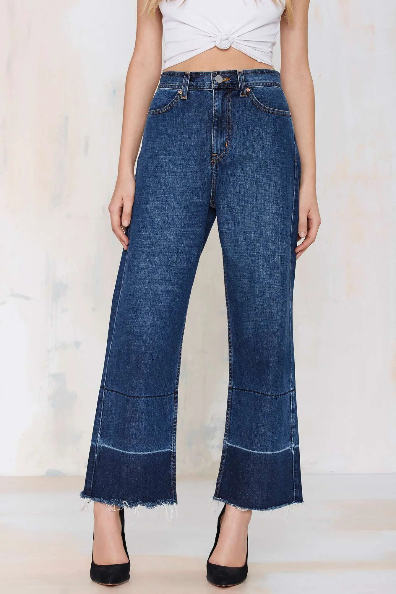 Bikin jeans kamu makin keren dengan modifikasi sendiri. (refinery29.com)