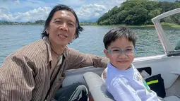 Kebersamaannya dengan si bungsu terlihat sanga dekat, sebagai sosok seorang ayah dirinya memang sangat dekat dengan ketiga buah hatinya. Seru naik kapal di Danau Kawaguchiko menjadi salah satu pengalaman yang menyenangkan bersama. (Liputan6.com/IG/@bimbimslank)