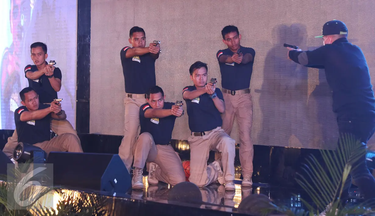 Drama pementasan oleh anggota Polda Metro Jaya yang mengkisahkan tragedi bom sarinah pada pada saat acara Pisah Sambut Kapolda Metro Jaya di Balai Pertemuan Polda Metro Jaya, Jakarta, Senin (21/3). (Liputan6.com/Herman Zakharia)