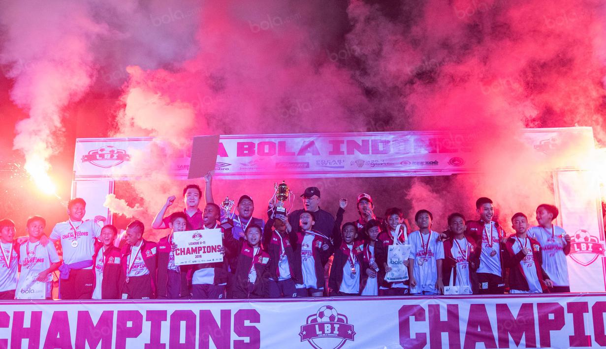 Para pemain ASIOP Apacinti merayakan keberhasilan meraih gelar juara Liga Bola indonesia kategori U-11 di Lapangan Sabnani Park, Banten, Minggu (27/11/2016). (Bola.com/Vitalis Yogi Trisna)