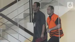 Kasubbag Protokol Pemerintah Kota Medan nonaktif, Syamsul Fitri Siregar menaiki tangga akan menjalani pemeriksaan di Gedung KPK, Jakarta,  Rabu (6/11/2019). Syamsul diperiksa sebagai saksi terkait kasus dugaan suap proyek dan jabatan pada Pemkot Medan tahun 2019. (merdeka.com/Dwi Narwoko)