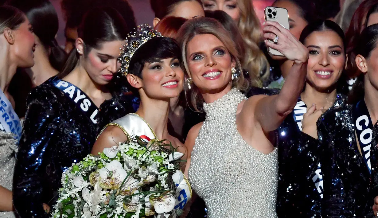 Miss Prancis 2024 yang baru terpilih, Miss Nord-Pas-de-Calais Eve Gilles berfoto selfie dengan Presiden Juri Sylvie Tellier (CR) setelah memenangkan gelar tersebut dalam kontes kecantikan di Dijon, Sabtu (16/12/2023). (ARNAUD FINISTRE / AFP)