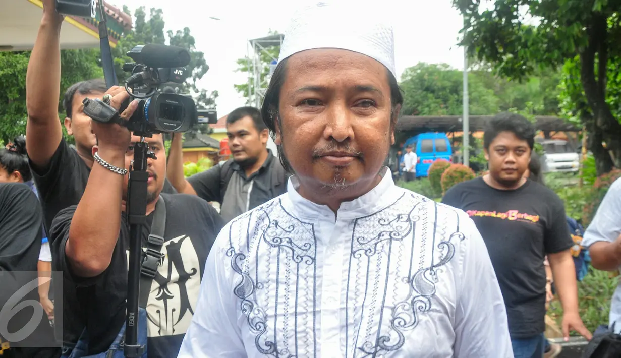 Mengenakan baju koko, ayah Marshanda, Irwan Yusuf berjalan menuju ruang penampungan (barak) di Panti Sosial Bina Insan Bangun Daya 2 Dinas Sosial, Cipayung, Jakarta Timur, Senin (28/3). (Liputan6.com/Yoppy Renato)