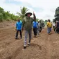 Pj Gubernur Papua Barat, Paulus Waterpauw saat membuka lahan produktif di Susweni Manokwai. (Liputan6.com/Katharina Janur/MediaPJGUBPB)
