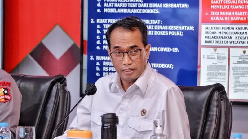 Menteri Perhubungan (Menhub) Budi Karya Sumadi menyampaikan sejumlah pernyataan terkait Mudik Lebaran 2023, salah satunya meminta masyarakat tidak melakukan mudik Lebaran 2023 dengan menggunakan sepeda motor. ©2021 Merdeka.com