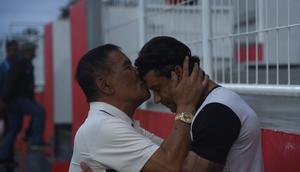 Umuh Muchtar (kiri) mengecup kening Ciro Alves jelang pertemuan antara Malut United kontra Persib Bandung dalam lanjutan BRI Super League 2025/2026. (Bola.com/Erwin Snaz)