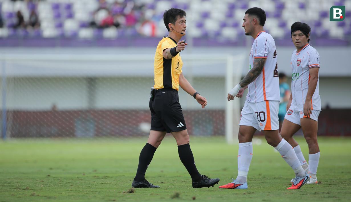 Wasit Ko Hyung-jin memberikan isyarat kepada pemain Borneo FC saat laga lanjutan BRI Super League 2025/2026 antara Persita melawan Borneo di Indonesia Arena, Tangerang, Banten, Jumat (09/01/2026). (Bola.com/Bagaskara Lazuardi)