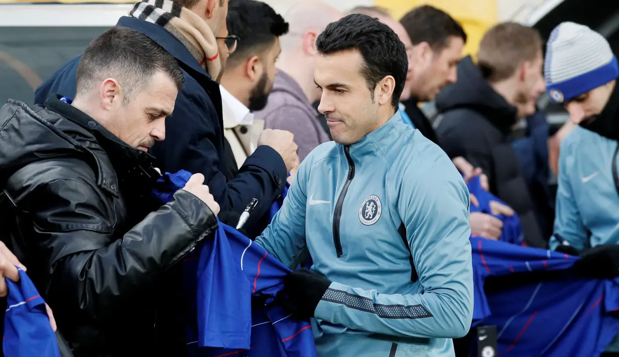 Penyerang Pedro menandatangani jersey  Chelsea kepada penggemar selama sesi pelatihan di NSC Olympiyskiy, Kiev, Ukraina (13/3). Chelsea akan bertanding melawan Dynamo Kiev pada leg kedua babak 16 besar Liga Europa. (Reuters/Valentyn Ogirenko)
