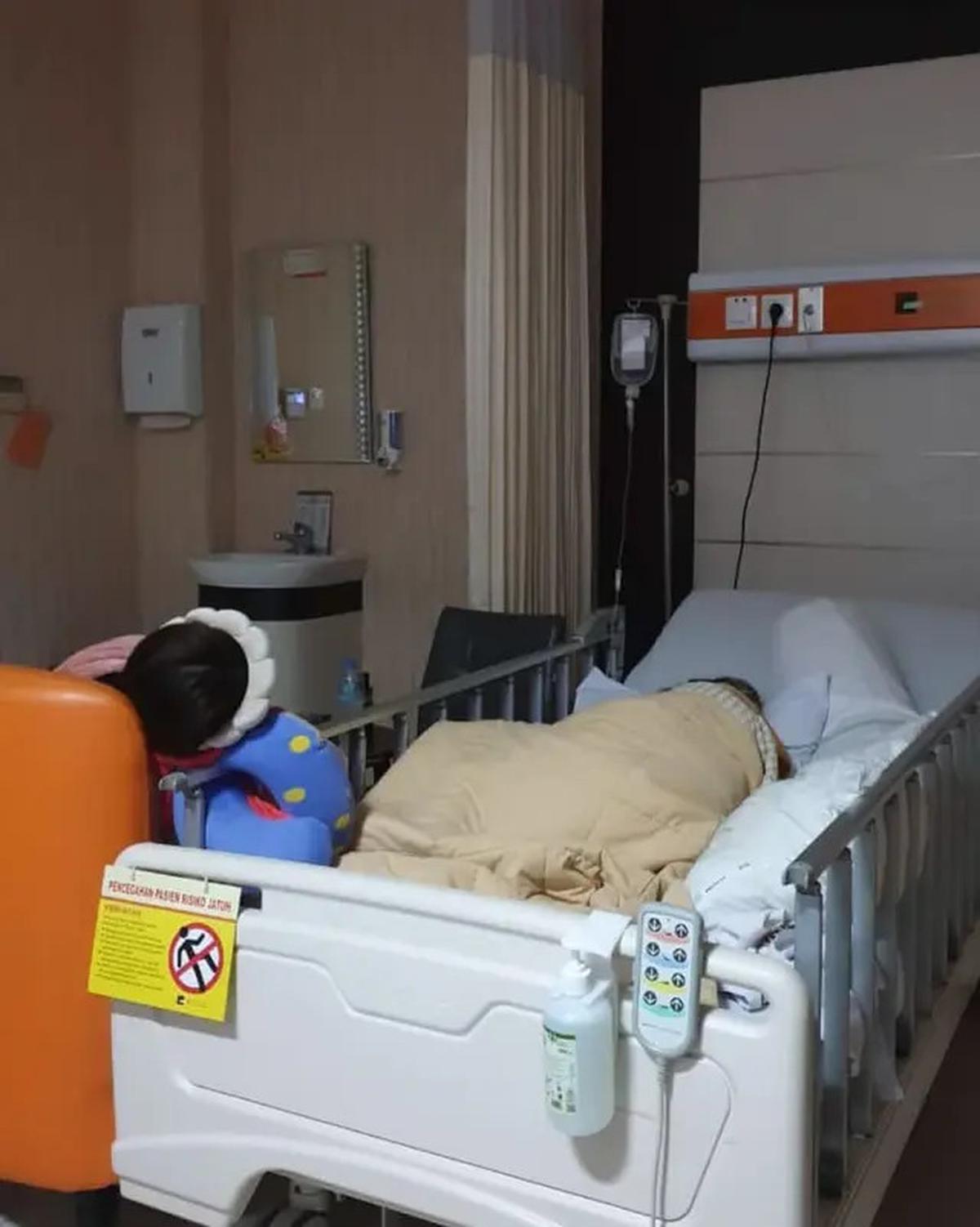 6 Potret Chika Jessica Dampingi Ibunda yang Sakit Stroke, Minta Doa Kesembuhan