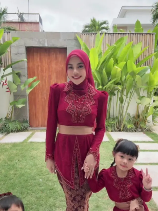 Aurel Hermansyah Pakai Kebaya Bali Hijab (Foto: Tiktok @aurelhermansyahatta)