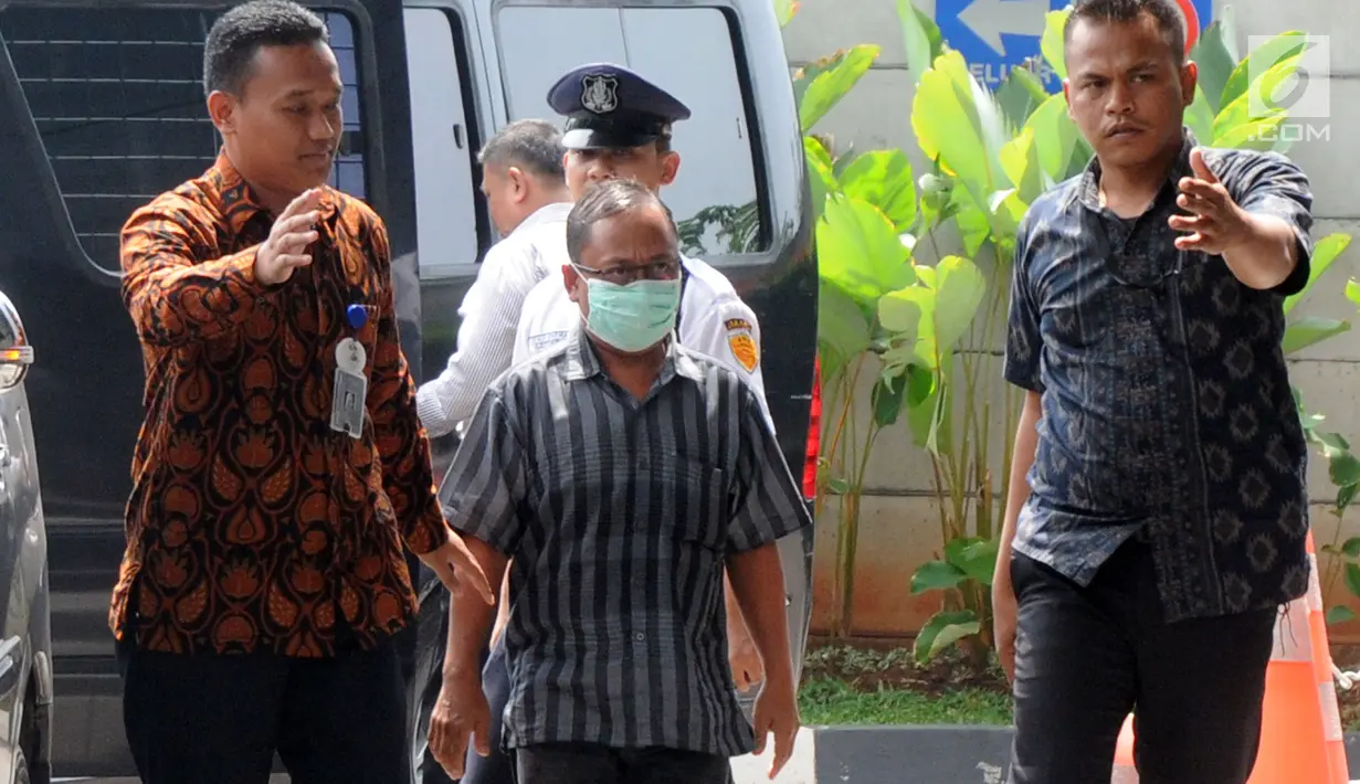 Kader Partai Perindo Kab Bengkulu Selatan, Juhari alias Jukak mengenakan masker tiba di gedung KPK, Jakarta, Rabu (16/5). Jukak terjaring Operasi Tangkap Tangan (OTT) di rumah pribadi Bupati Bengkulu Selatan, Dirwan Mahmud. (Merdeka.com/Dwi Narwoko)