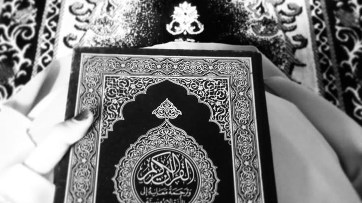 6 Model Sajadah Hitam agar Sholat Bisa Lebih Khusyuk
