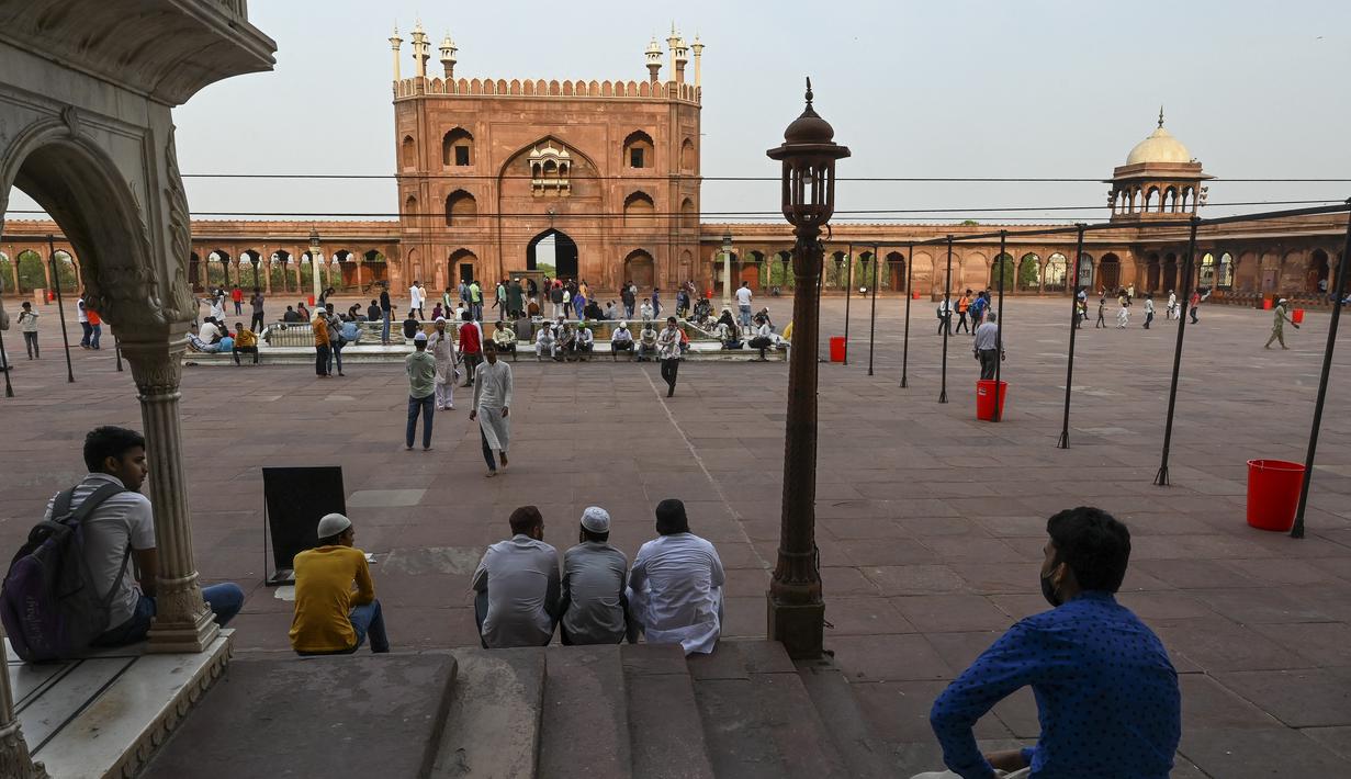 Umat Muslim berkumpul di masjid Jama Masjid sebelum berbuka puasa pada hari pertama bulan suci Ramadhan, di New Delhi (14/4/2021). Masjid Jama sendiri terletak di sisi jalan raya yang sangat ramai di Delhi Tua, yaitu Jalan Chadni Chowk. (AFP/Prakash Singh)