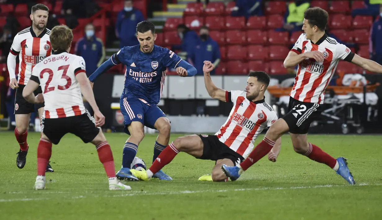 Gelandang Arsenal, Dani Ceballos (tengah) berusaha melewati para pemain Sheffield United pertandingan Liga Inggris di stadion Bramall Lane, Inggris, Senin (12/4/2021). Arsenal menang telak atas Sheffield United 3-0. (AP Photo/Rui Vieira, Pool)