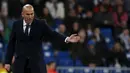 Pelatih Real Madrid, Zinedine Zidane memberikan instruksi kepada para pemainnya saat melawan Sevilla pada Liga Spanyol di Liga Spanyol di Stadion Santiago Bernabeu (21/3). Real Madrid menang besar atas Sevilla dengan skor 4-0. (REUTERS/Sergio Perez)