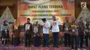 Pasangan calon gubernur Ganjar Pranowo dan Taj Yasin serta Pasangan calon gubernur  Sudirman Said dan Ida Fauziah foto bersama usai pengundian nomor urut calon Gubernur dan Wakil Gubernur Jawa Tengah , Selasa (13/2) malam. (Liputan6.com/Gholib)