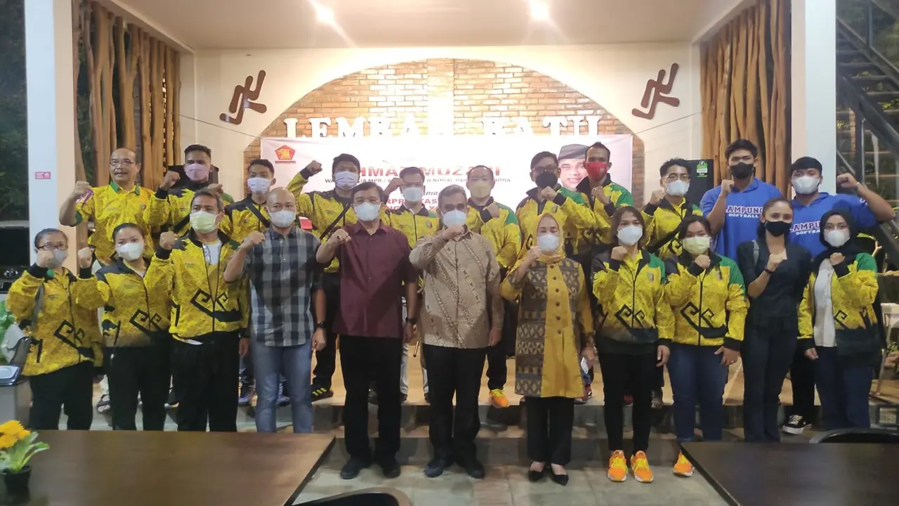 Politikus Gerindra Ahmad Muzani Bersama Atlet Lampung yang telah berlaga di PON Papua.