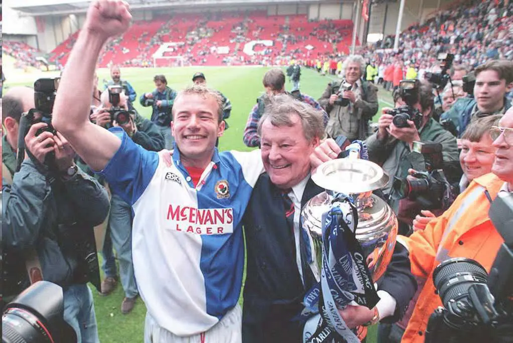 Alan Shearer (kiri) rayakan gelar juara Liga Inggris 1995. (AFP/John Giles)
