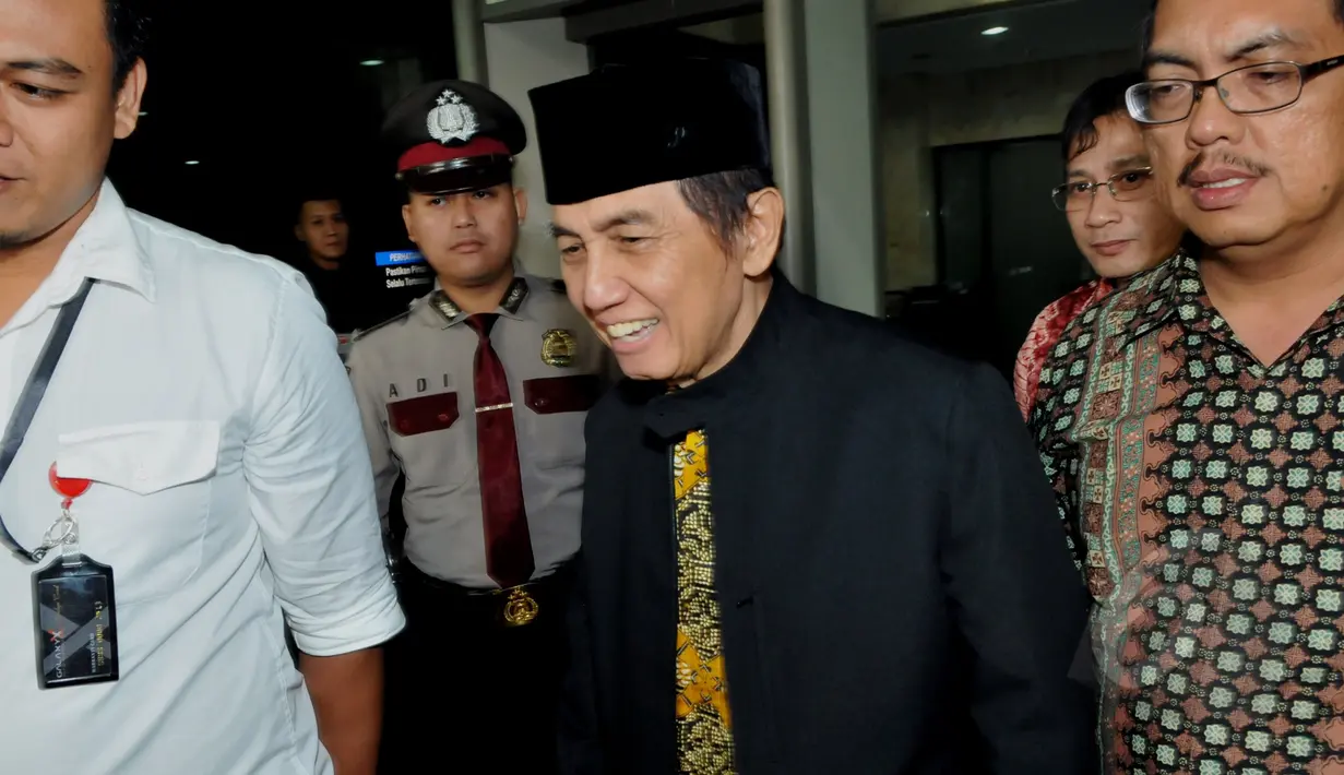Mengenakan kopiah dan jas hitam, Hadi Poernomo meninggalkan gedung KPK, Jakarta, Selasa (5/5/2015). Hadi diperiksa sebagai tersangka kasus dugaan korupsi dalam permohonan keberatan pajak yang diajukan oleh BCA. (Liputan6.com/Andrian M Tunay) 