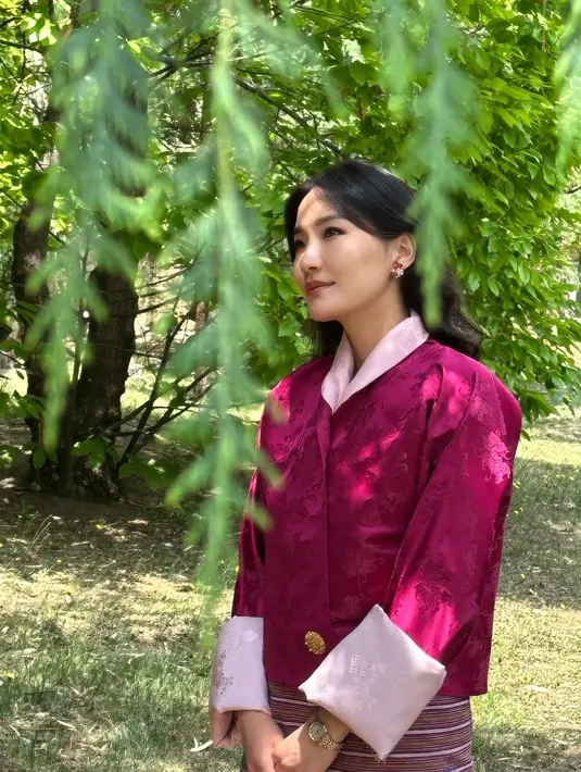 Riasan minimalis ini semakin memancarkan kecantikan alami dari perempuan berjuluk “Ratu Naga” tersebut. [@queenjetsunpema]