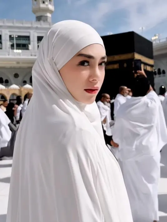 Celine Evangelista kembali menjadi sorotan setelah resmi menjadi mualaf dan menjalani ibadah umrah.  [@celie_evangelista].