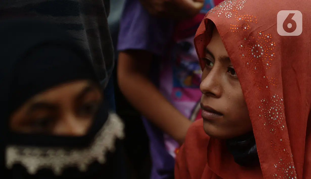 Pengungsi etnis Rohingya melakukan aksi di depan Gedung UNHCR, Jakarta, Jumat (26/11/2021). Unjuk rasa dilakukan menuntut pemerintah Indonesia dan UNHCR agar lebih memperhatikan nasib pengungsi sebagai manusia yang lebih dari 9 tahun tak kunjung diperhatikan. (merdeka.com/Imam Buhori)