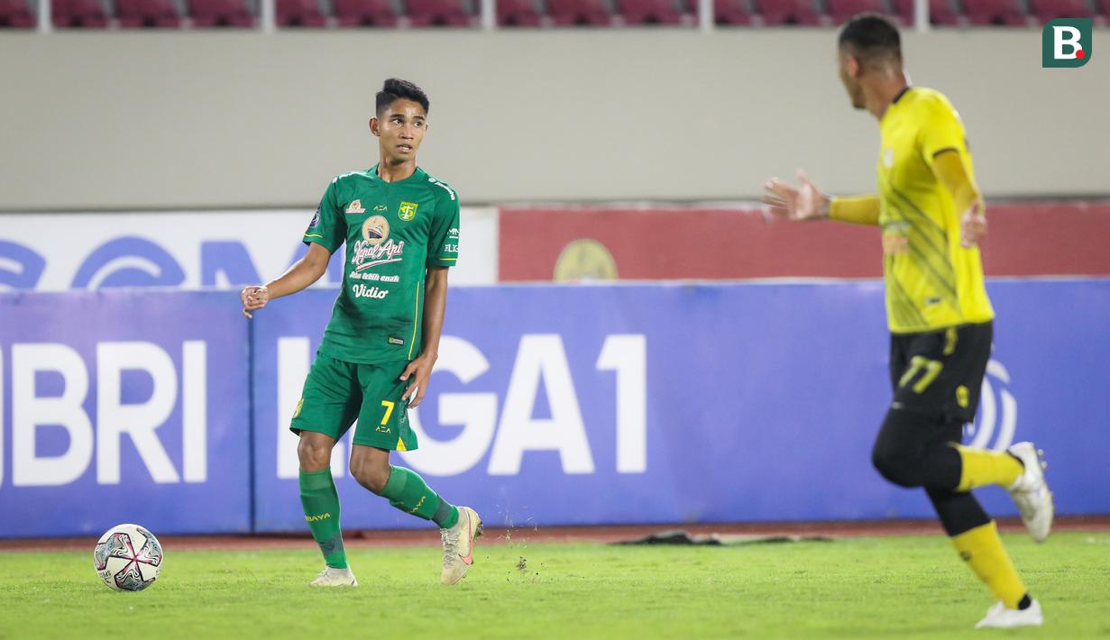 Marselino yang tampil agresif saling berbalas peran. Gol kedua Bajul Ijo merupakan kerjasama apik Marselino dengan Marukawa. (Bola.com/Bagaskara Lazuardi)