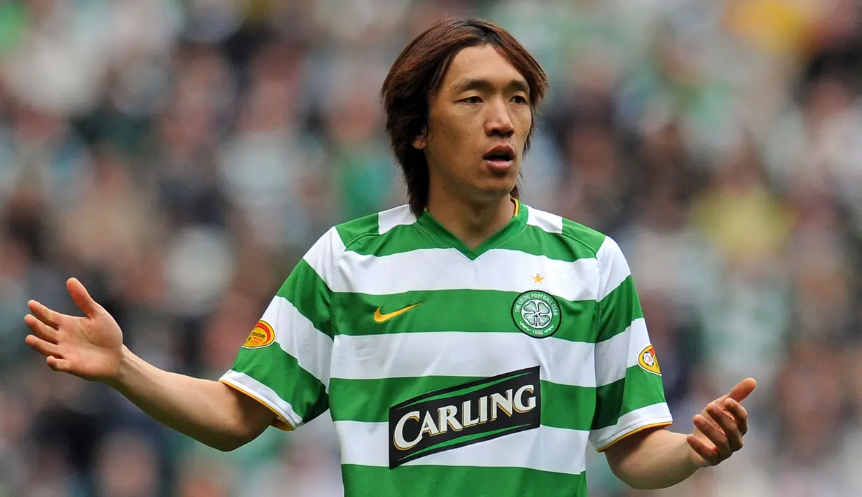 Shunsuke Nakamura merupakan pemain Asia lainnya yang masuk dalam nominasi Ballon d'Or tahun 2007. Nakamura memiliki andil membawa Glasgow Celtic menjuarai Liga Skotlandia dan Piala Skotlandia. Selain itu, ia juga mampu tampil apik di Piala Asia 2007 bersama Jepang. (AFP/Paul Ellis)