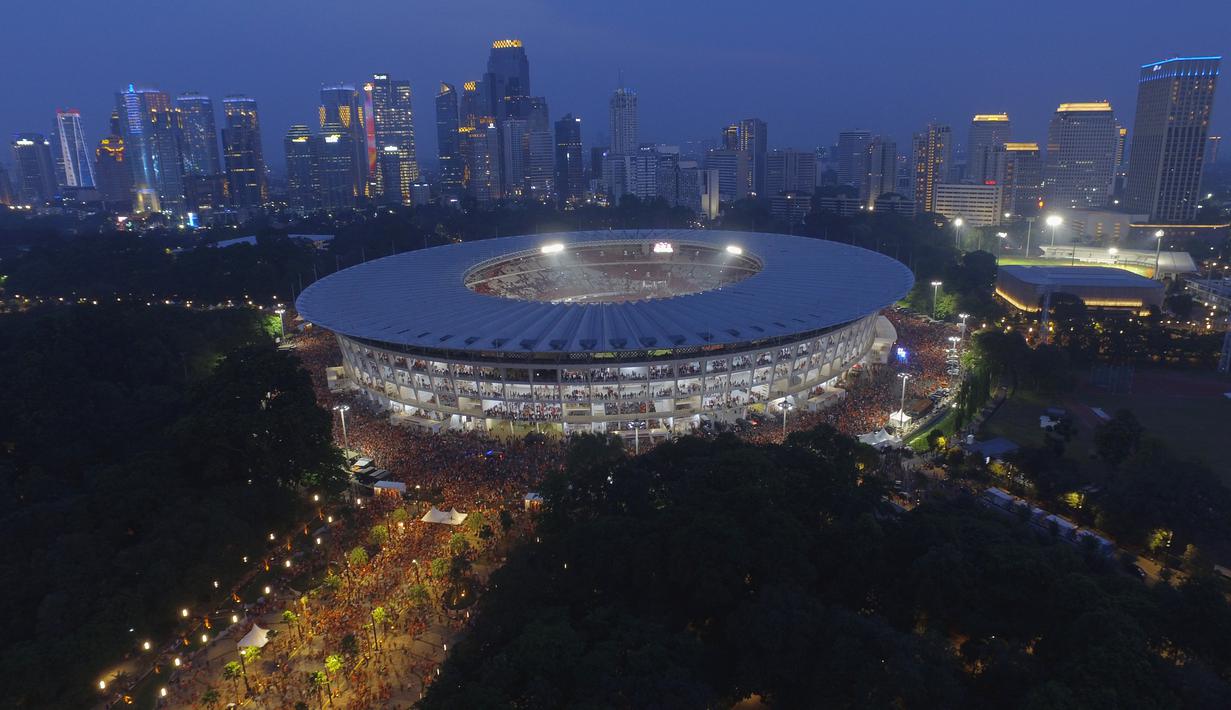 Suasana suporter Persija Jakarta, The Jakmania, saat memadati area Senayan, Jakarta, Minggu (9/12). Persija melakoni laga terakhir Liga 1 melawan Mitra Kukar. (Bola.com/Muhammad Husni)