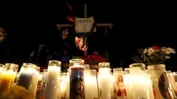 Sejumlah lilin terlihat dinyalakan saat aksi  berdoa bersama di San Bernardino, California, Jumat (4/12). Aksi tersebut untuk korban penembakan brutal di pusat lembaga pelayanan sosial yang menewaskan 14 orang (REUTERS/Mario Anzuoni)