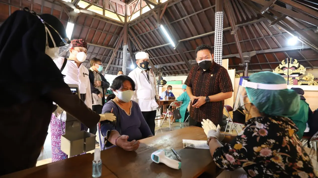 Charles Honoris saat meninjau vaksinasi Covid-19 (Istimewa)