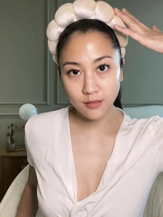 Pesona warna kulit yang merata terlihat begitu sehat dan tidak kusam.  [Foto: Instagram/ Sherina]