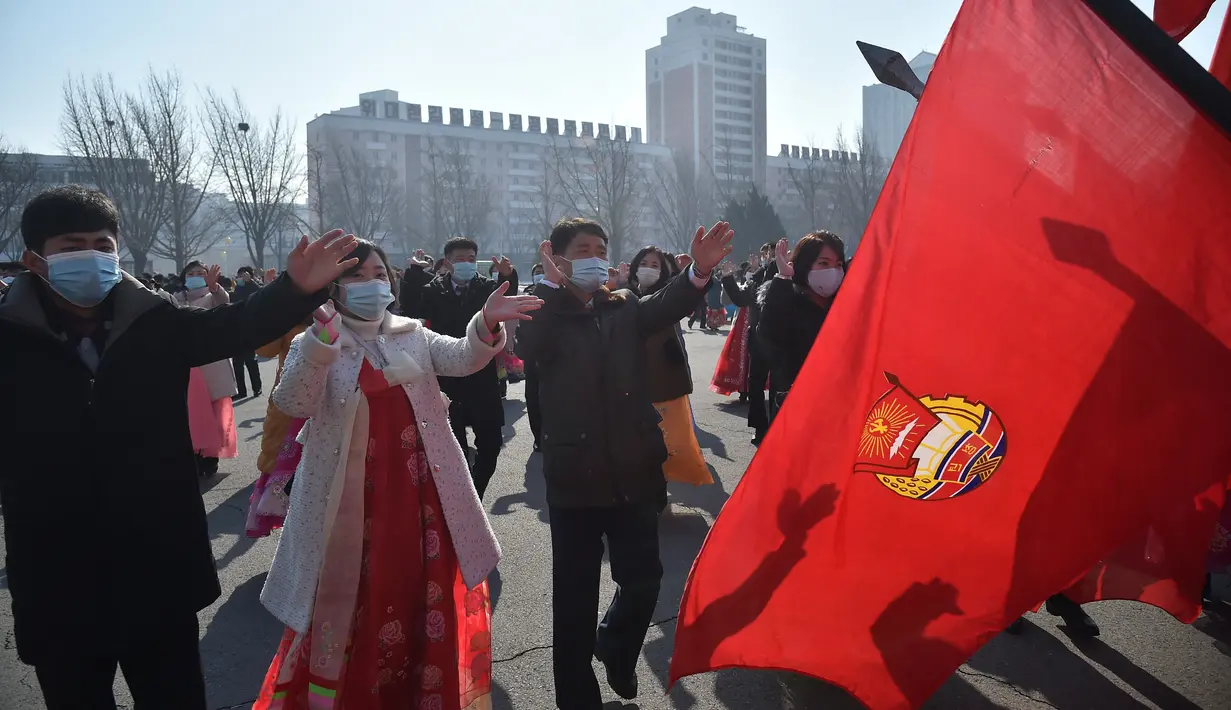Pemuda dan pelajar menari saat merayakan ulang tahun ke-74 berdirinya Tentara Rakyat Korea di Pyongyang, Korea Utara, Selasa (8/2/2022).  (AFP/Kim Won Jin)