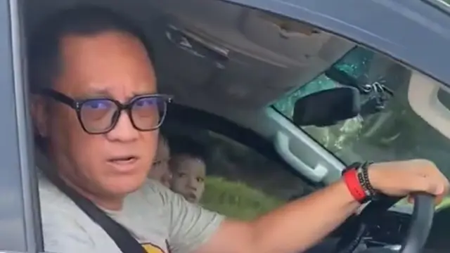 Video viral merekam tindakan arogan pria yang mengaku adik dari seorang jenderal TNI ketika terlibat cekcok di jalan dengan pengendara mobil lain. Mobil Toyota Fortuner iitu berpelat dinas TNI 84337-00 yang masa berlaku sudah expired.