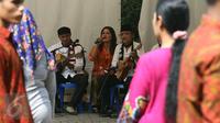 Vokalis dari kelompok Keroncong Tugu melantunkan lagu di TPS 04 Gambir, Jakarta Pusat, Rabu (19/4). Sekelompok pemusik keroncong dihadirkan di depan TPS untuk menghibur warga yang mencoblos pada Pilkada DKI 2017. (Liputan6.com/Angga Yuniar)