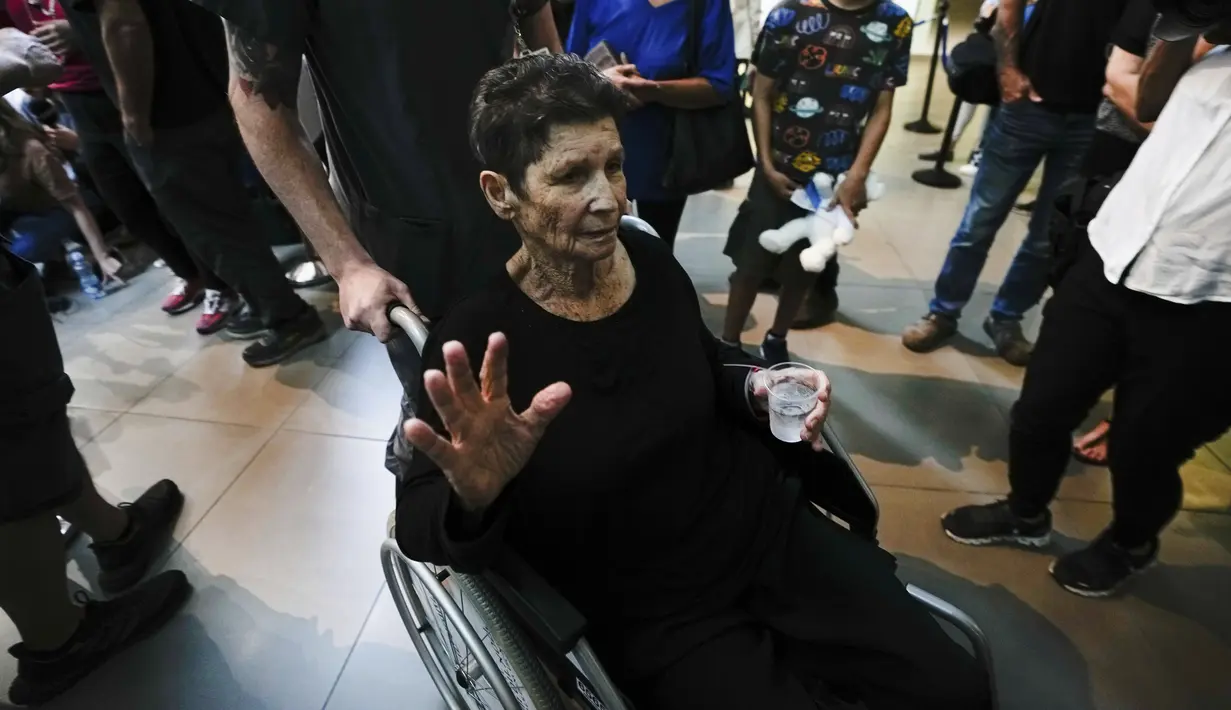 Salah satu dari dua sandera yang baru saja dibebaskan oleh Hamas itu menuturkan pengalamannya selama disandera. (AP Photo/Ariel Schalit)