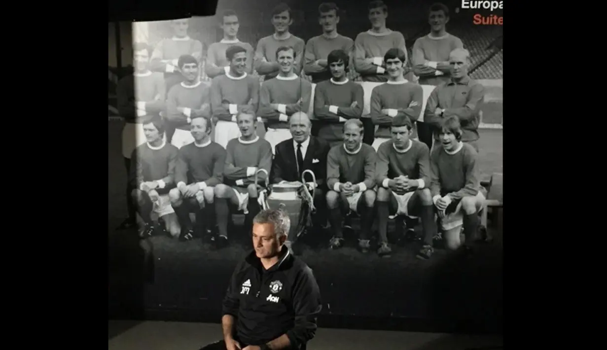 Jose Mourinho saat diwawancara televisi klub degan background pemain dan pelatih tahun 1960an  di Manchester United. (Instagram/Jose Mourinho)