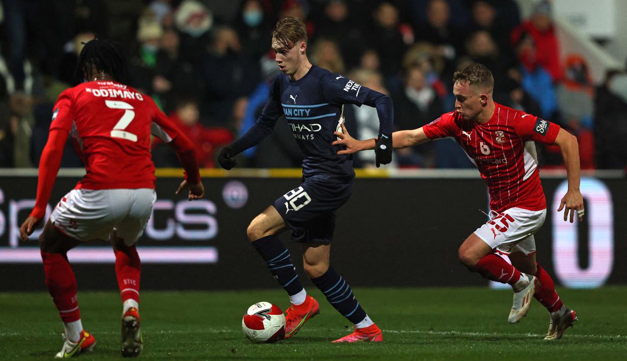 Akademi Manchester City tidak puas hanya melahirkan Phil Foden. Kini, mereka juga melahirkan gelandang serang berbakat yang lain, Cole Palmer. Pep Guardiola telah mencoba pemain berusia 20 tahun itu di sejumlah kompetisi senior. Dia bermain di empat laga Liga Inggris hingga mencetak gol di Liga Champions. (AFP/Adrian Dennis)